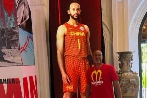 中国男篮球衣照?李凯尔晒父亲与自己宣传照合影：享受你的节日