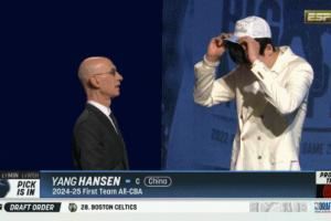 ??官宣时刻：杨瀚森略显紧张带上帽子与萧华握手！